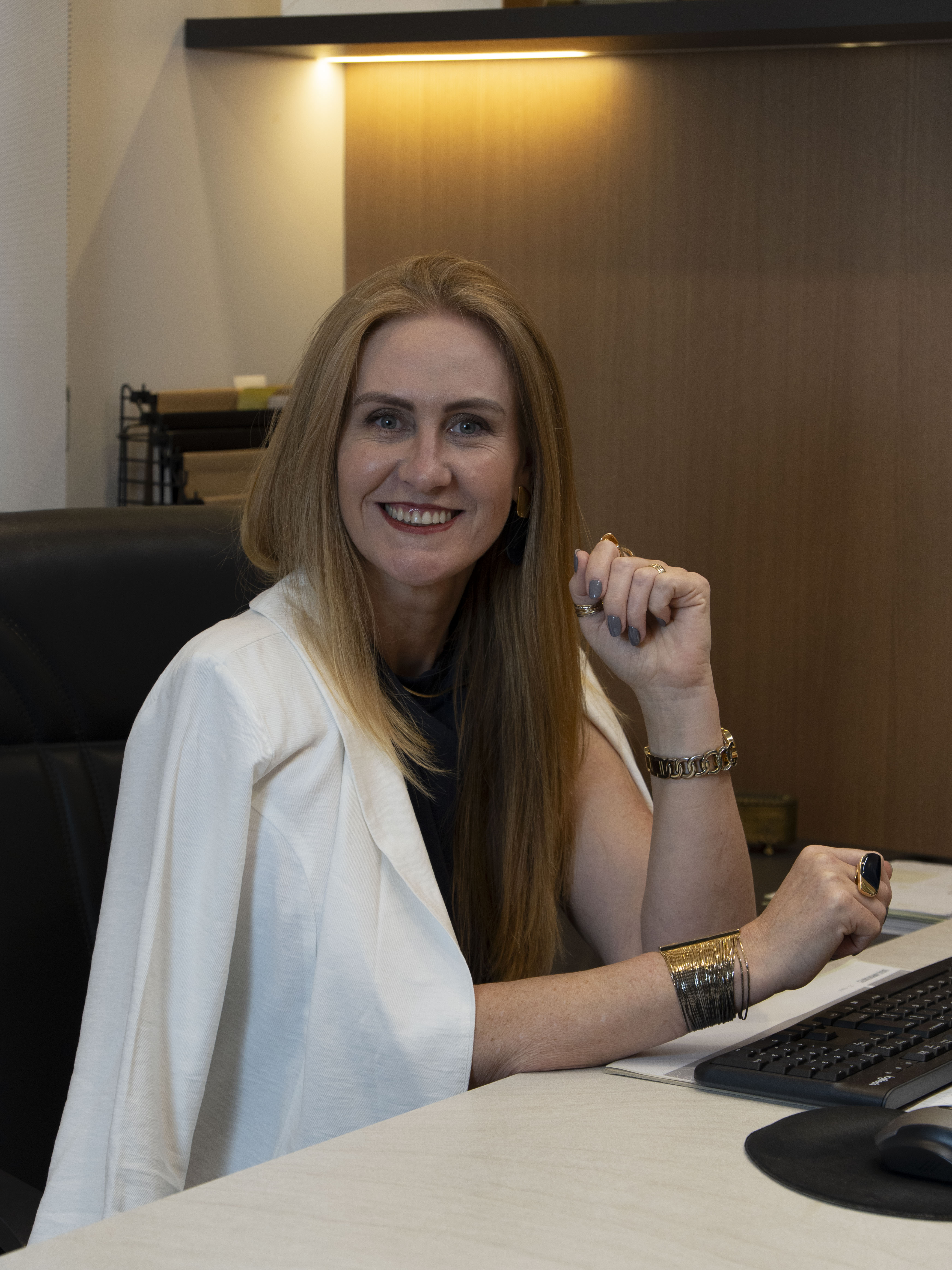 Dra. Ataíze Scharmach em ambiente profissional