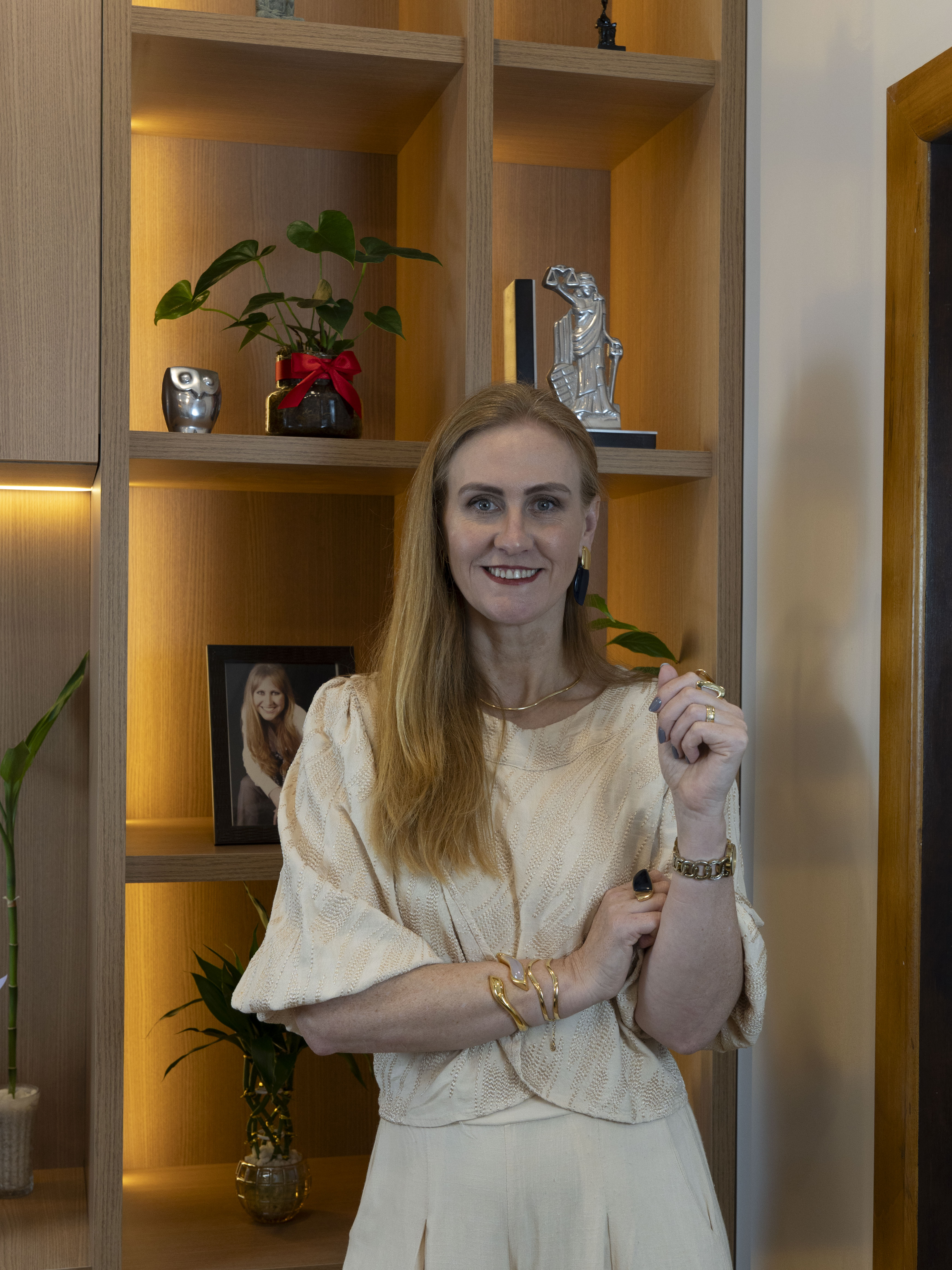 Dra. Ataíze Scharmach em seu escritório