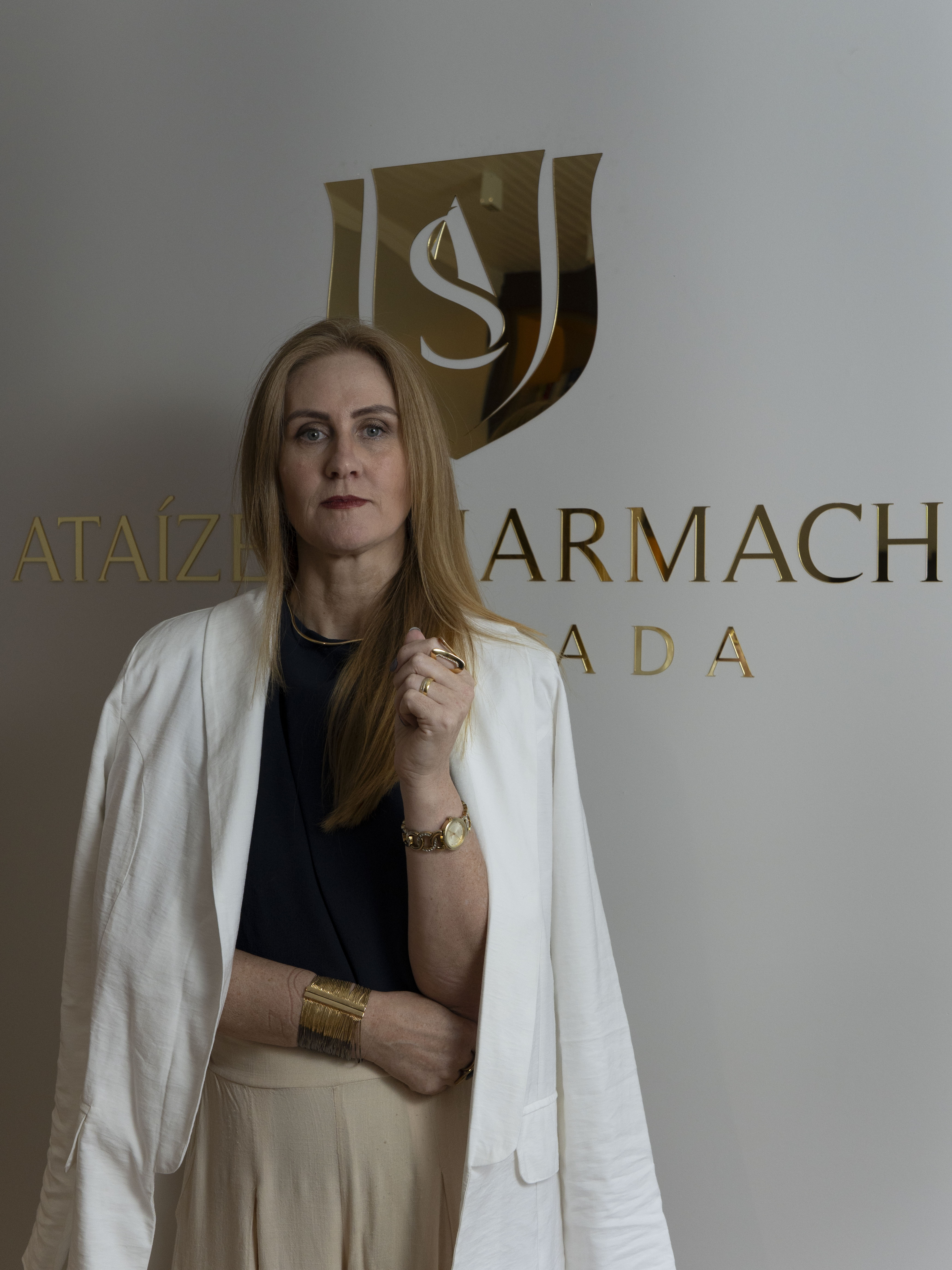 Dra. Ataíze Scharmach diante da identidade de seu escritório